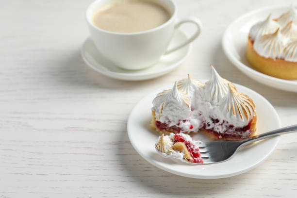 тарталетка с безе подается на белом деревянном столе, место для текста - lemon meringue pie pie pastry crust portion стоковые фото и изображения