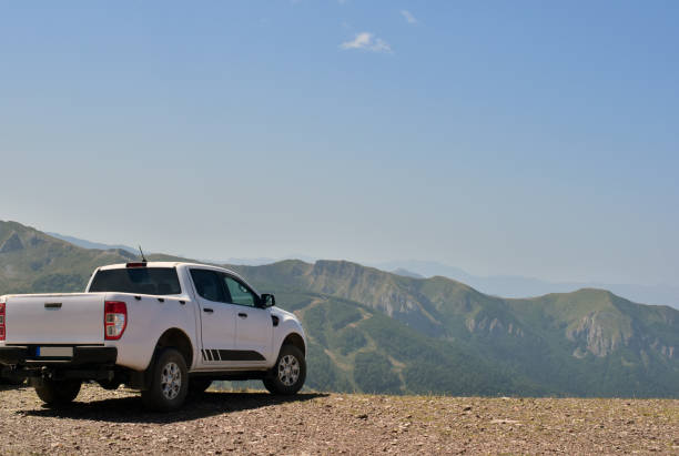 camionnette tout-terrain au sommet de la montagne. - road long dirt footpath photos et images de collection