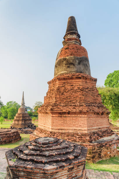 ruínas cênicas do wat ratchaburana em ayutthaya, tailândia - ratchaburana - fotografias e filmes do acervo
