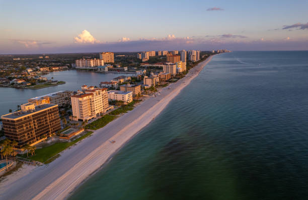 foto aerea drone napoli vanderbilt beach florida, al tramonto - naples florida foto e immagini stock