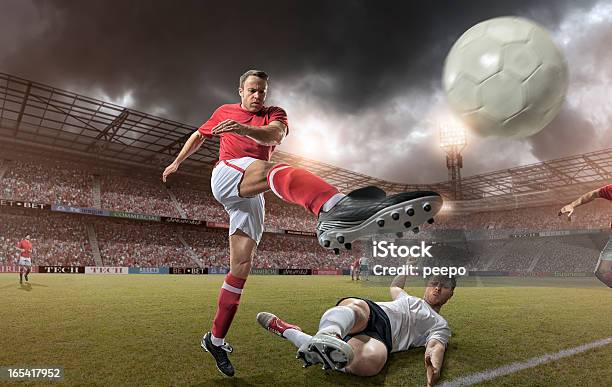 Erleben Sie Fußball Fußball Spieler Treten Stockfoto und mehr Bilder von Fußball - Fußball, Fußballspieler, Sportlicher Zweikampf