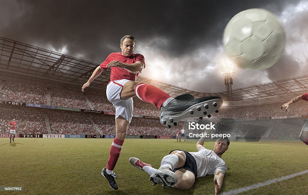 Donner un coup de pied de Football Joueur de Football - Photo de Football libre de droits