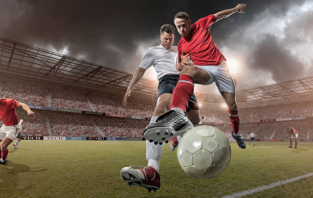 primer plano de fútbol de acción - jugador de fútbol fotografías e imágenes de stock