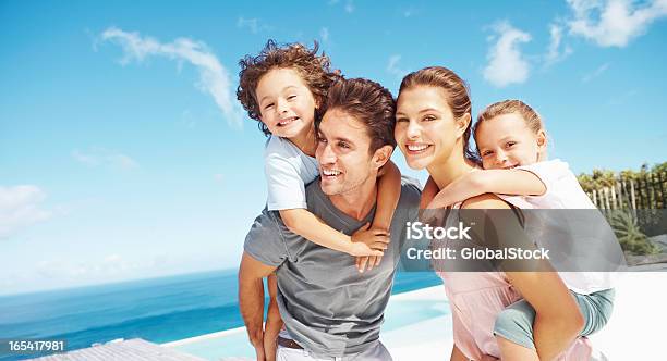 Bambini Cavalcare Portare A Cavalluccio Con I Genitori In Spiaggia - Fotografie stock e altre immagini di Spiaggia