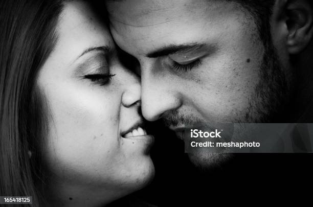 Bacio Concetto Di Amore Passione - Fotografie stock e altre immagini di Baciare - Baciare, Bianco e nero, Eleganza