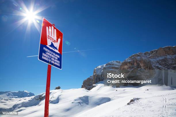 Gefahr Von Lawinen Stockfoto und mehr Bilder von Skipiste - Skipiste, Lawine, Verkehrsschild