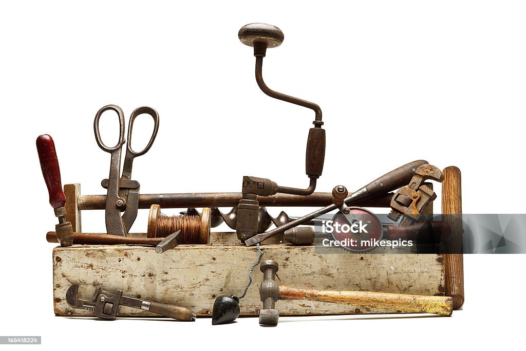 Madera vieja herramientas en una caja de herramientas aislado en blanco. - Foto de stock de Caja de herramientas libre de derechos
