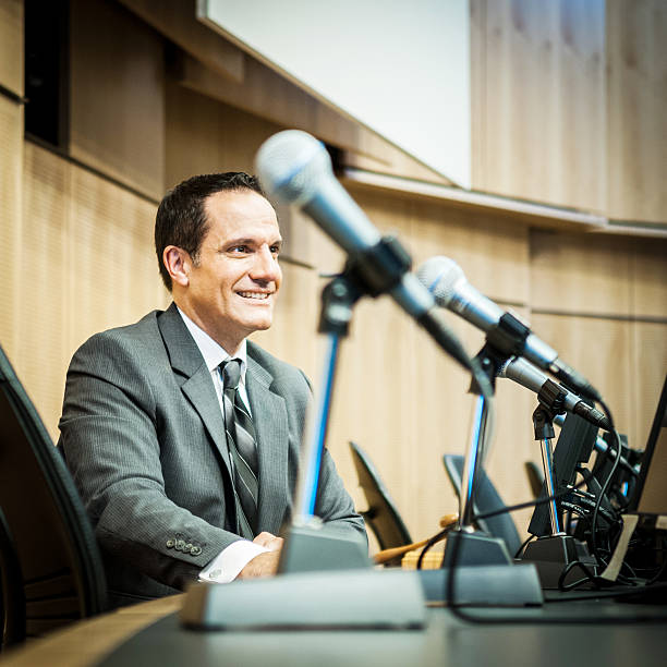 feliz político no auditório - press conference public speaker politician speech imagens e fotografias de stock