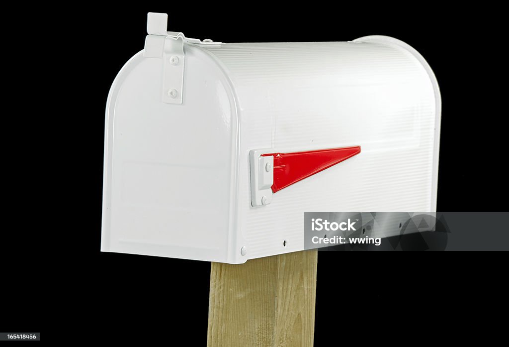 Skrzynka pocztowa biały na czarnym - Zbiór zdjęć royalty-free (Biały)