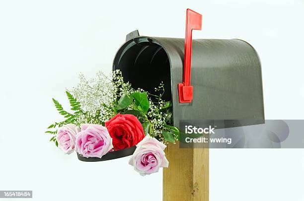Black Briefkasten Mit Rosen Stockfoto und mehr Bilder von Briefkasten - Briefkasten, Weißer Hintergrund, Blumenbouqet