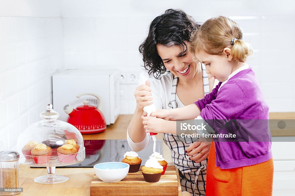 カップケーキ時間 - キッチンのロイヤリティフリーストックフォト