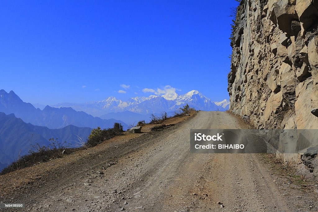 Calle que conduce a Gonggar montaña con nieve - Foto de stock de Aire libre libre de derechos