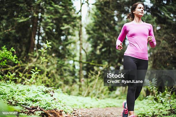 Trail Running Frau Stockfoto und mehr Bilder von Frauen über 40 - Frauen über 40, Aktiver Lebensstil, Aktivitäten und Sport