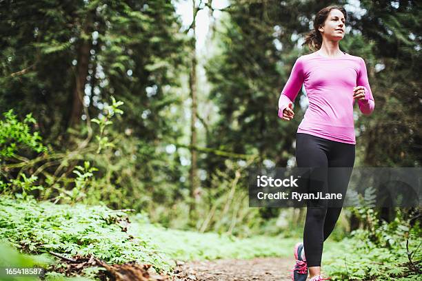 Mulher Para Running Em Percursos De Terra - Fotografias de stock e mais imagens de Mulheres Maduras - Mulheres Maduras, 30-39 Anos, Adulto