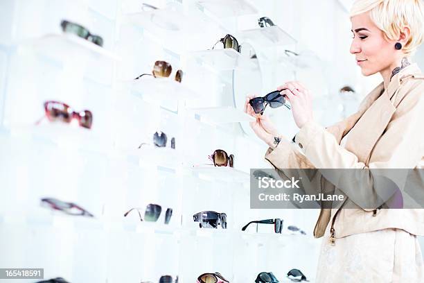 Brille Shoppingjunge Frau Stockfoto und mehr Bilder von Auslage - Auslage, Brille, Rezept