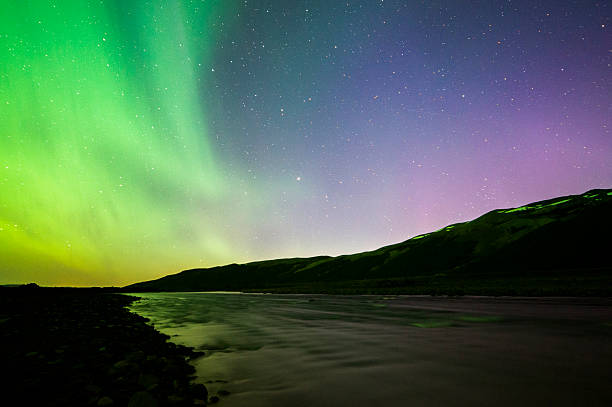 aurora boreal na islândia - iceland meteorology aurora borealis galaxy imagens e fotografias de stock