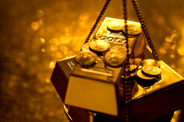gold auf waage - gold coin ingot bullion stock-fotos und bilder