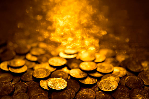 gold-münzen - heap stock-fotos und bilder