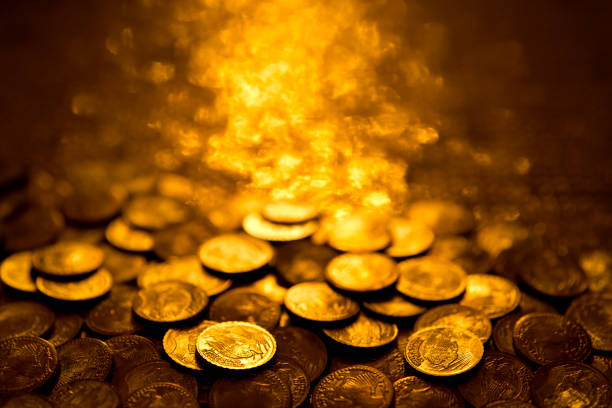 moedas de ouro - heap imagens e fotografias de stock