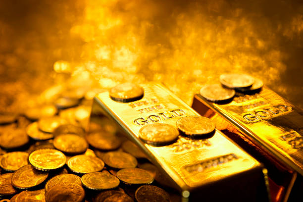 barras de oro y monedas - currency stack heap wealth fotografías e imágenes de stock