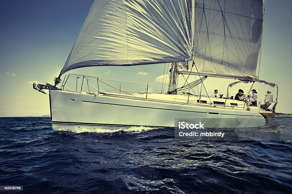 Squadra di vela su Barca a vela - Foto stock royalty-free di Adulto