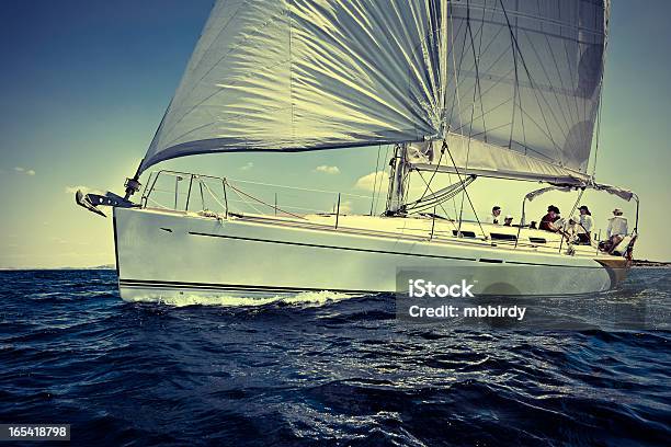 Squadra Di Vela Su Barca A Vela - Fotografie stock e altre immagini di Adulto - Adulto, Ambientazione esterna, Amicizia