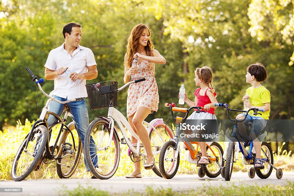 Szczęśliwa Rodzina jazdy rowerami - Zbiór zdjęć royalty-free (Rodzina)
