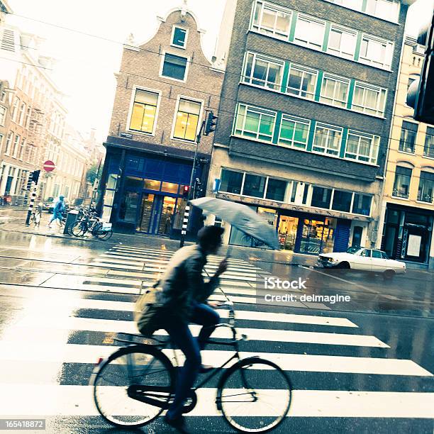 Amsterdam Mit Dem Fahrrad Stockfoto und mehr Bilder von Regen - Regen, Amsterdam, Erwachsene Person