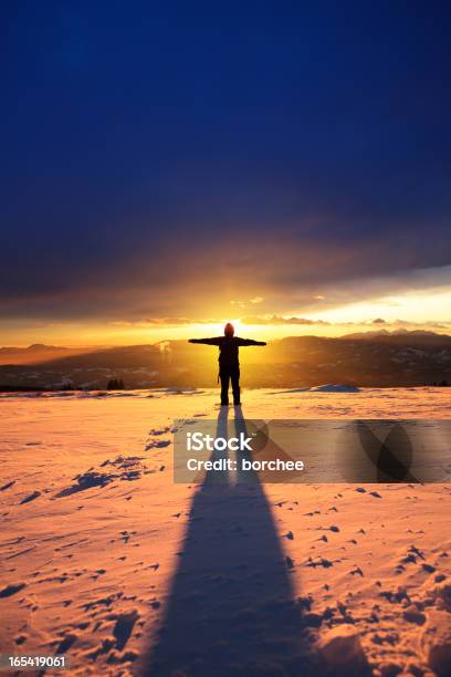 Sol De Montaña Foto de stock y más banco de imágenes de Cruz - Forma - Cruz - Forma, Delante de, Silueta