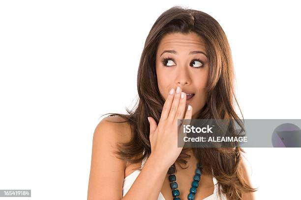 Junge Frau Überrascht Stockfoto und mehr Bilder von Attraktive Frau - Attraktive Frau, Blick nach oben, Braunes Haar