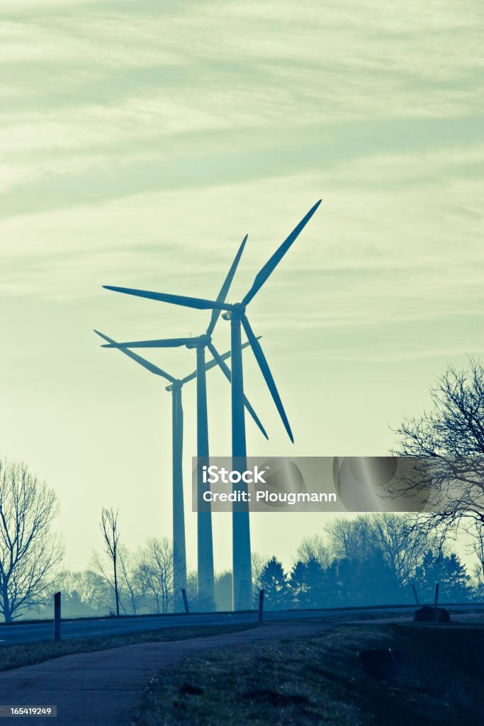 turbines de vent sur la route - Photo de Alimentation électrique libre de droits