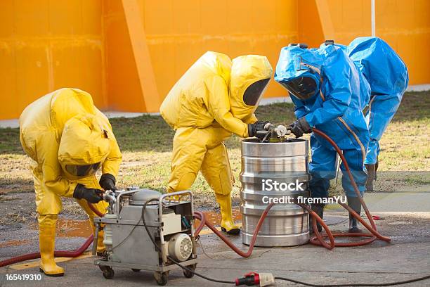 Hazmat Equipo Foto de stock y más banco de imágenes de Residuo tóxico - Residuo tóxico, Planta química, Sustancia química