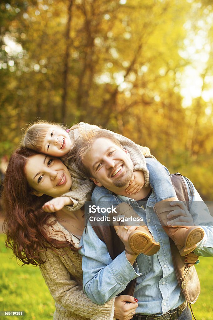 Feliz família fora - Royalty-free Abraçar Foto de stock