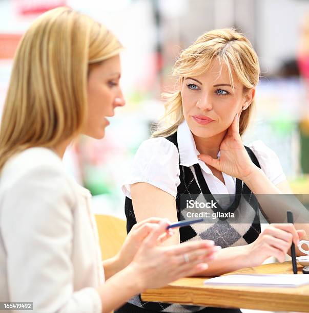 Businesswomenavendo Una Discussione - Fotografie stock e altre immagini di Affari - Affari, Capelli biondi, Donne