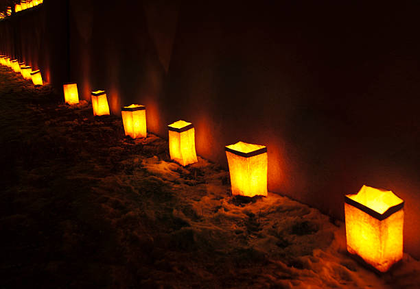 luminarias 크리스마스 때 - lantern christmas snow candle 뉴스 사�진 이미지