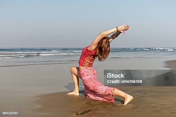 Giovane Donna In Posa Del Guerriero Yoga - Fotografie stock e altre immagini di Adulto - Adulto, Ambientazione esterna, Ambientazione tranquilla