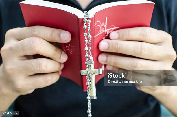 Photo libre de droit de Bible Et Du Rosaire banque d'images et plus d'images libres de droit de Amour - Amour, Aspiration, Bible