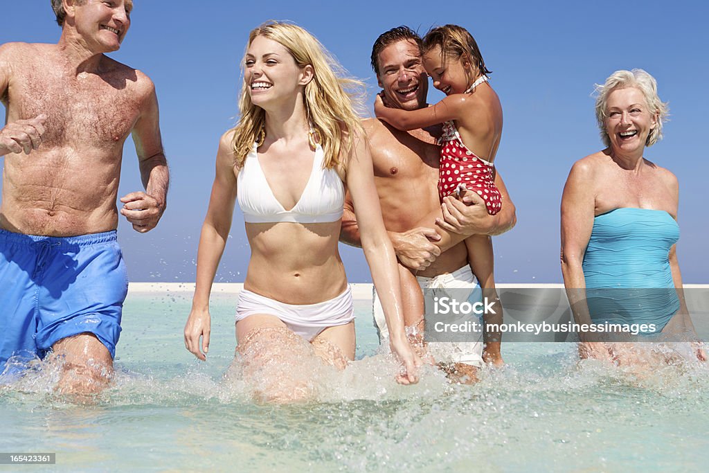 Multi-Generationen-Familie Spaß im Meer am Strandurlaub - Lizenzfrei Großeltern Stock-Foto
