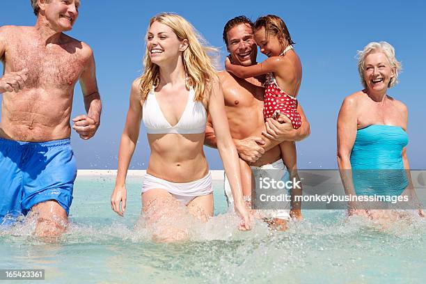 Multi Поколения Семья Весело В Море На Пляже Holiday — стоковые фотографии и другие картинки Пляжный отдых