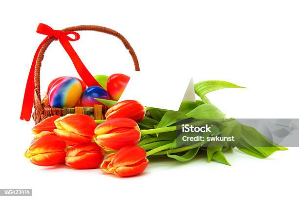 Tulipanes Y Huevos De Pascua Foto de stock y más banco de imágenes de Amarillo - Color - Amarillo - Color, Cesta de pascua, Colores