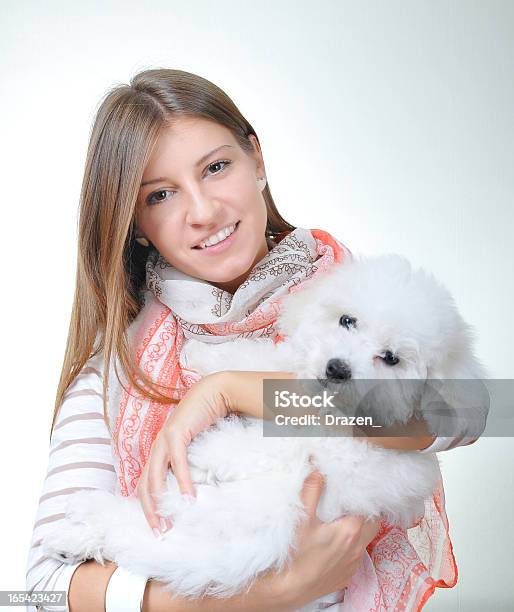 Foto de Garota Alegre Com Seu Cão e mais fotos de stock de 25-30 Anos - 25-30 Anos, Acessibilidade, Adulto