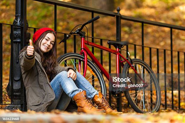 Urban Ciclismo Girl Y En Bicicleta En La Ciudad Foto de stock y más banco de imágenes de Andar en bicicleta - Andar en bicicleta, Bicicleta, Chica adolescente