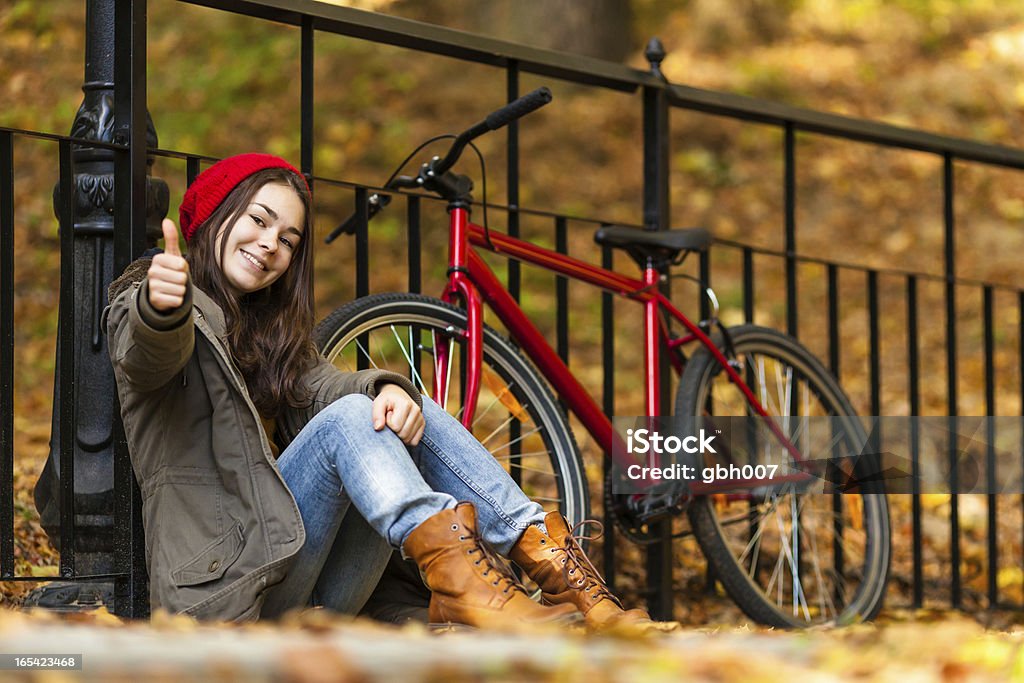 Urban vélo-fille et vélo dans la ville - Photo de Faire du vélo libre de droits