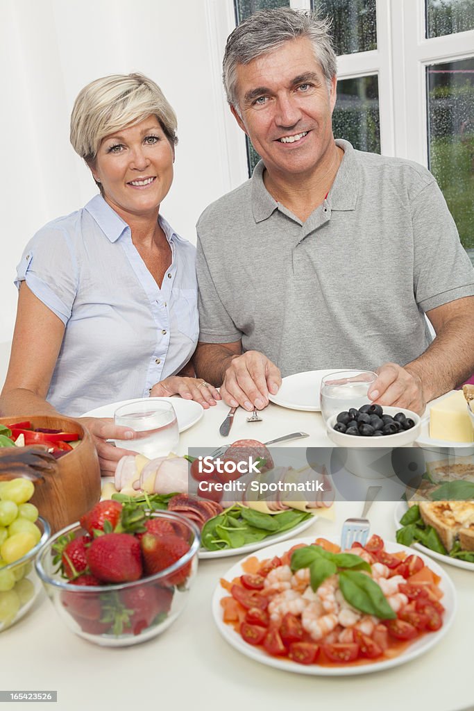 Meados de idade Casal saudável comer Salada tabela - Royalty-free 40-49 Anos Foto de stock