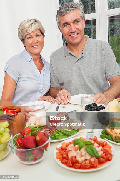 Meados De Idade Casal Saudável Comer Salada Tabela - Fotografias de stock e mais imagens de 40-49 Anos - 40-49 Anos, Adulto, Adulto maduro