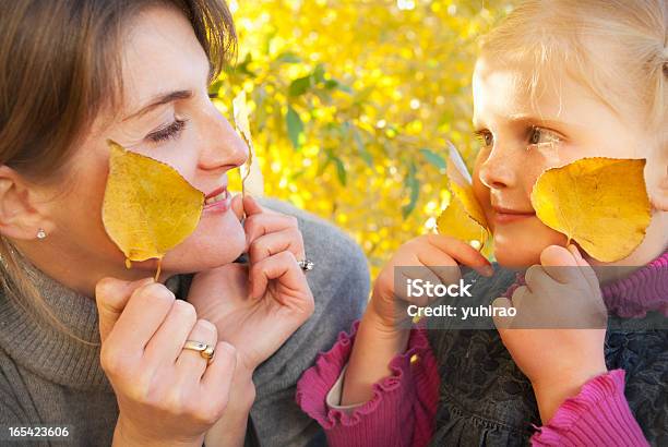 Madre E Figlia Giocando Con Foglie Di Autunno Giallo - Fotografie stock e altre immagini di 4-5 anni