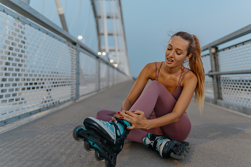 With unwavering determination, she makes a triumphant comeback to her rollerblade adventure, undeterred by the knee injury she suffered on the bridge