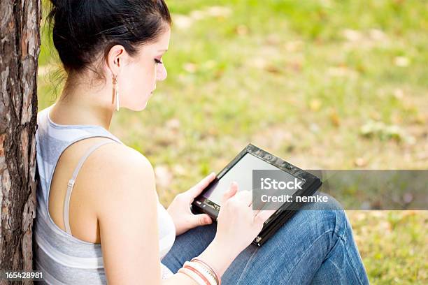 Ragazza Con Pc Tablet - Fotografie stock e altre immagini di Adulto - Adulto, Altoparlante - Hardware audio, Amicizia