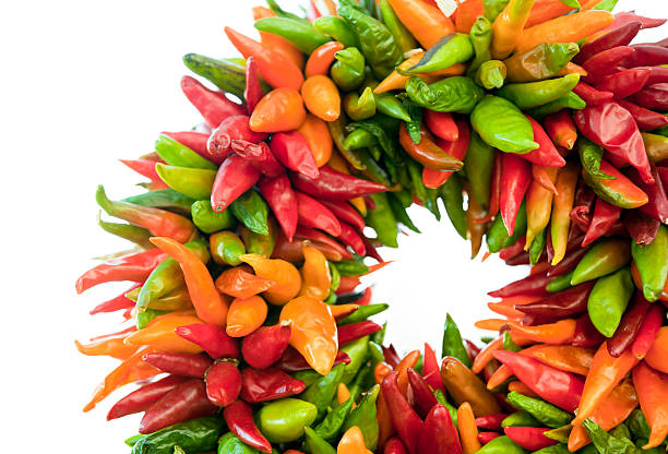 pepper kranz isoliert in weiß - wreath chili pepper pepper ristra stock-fotos und bilder