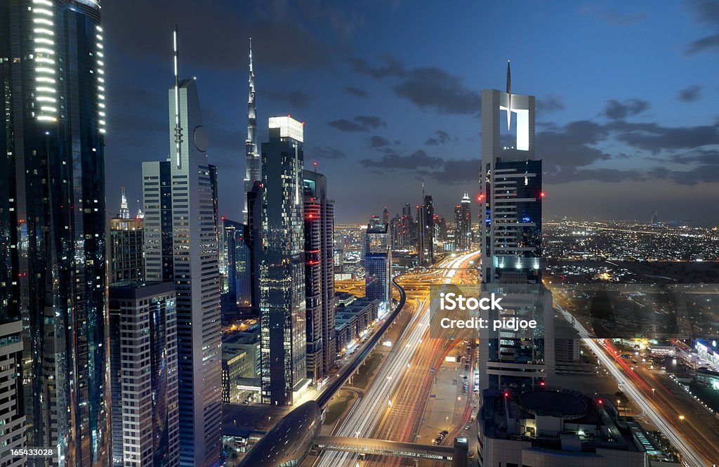 Dubai en el centro de noche, exposición prolongada - Foto de stock de Hotel Burj Al Arab libre de derechos